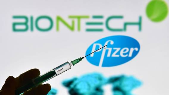 Pfizer и BioNTech могут начать поставлять вакцины еще «до Рождества» Pfizer и BioNTech могут начать поставлять вакцины еще «до Рождества»