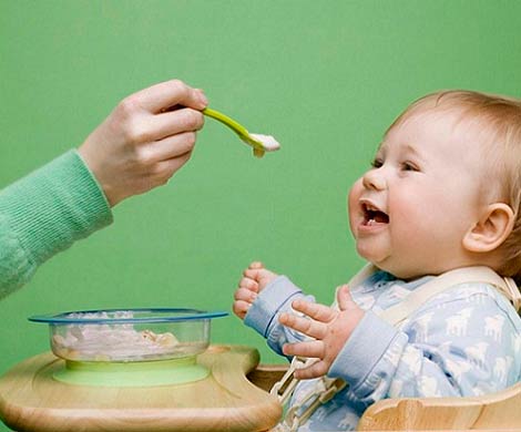 Пищевые привычки у малышей формируются еще до года 