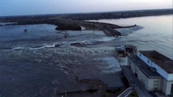 Плотина Каховской ГЭС не выдержала обстрела, вода поднялась на 10 метров и продолжает прибывать…