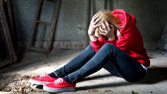 По данным CDC, рекордное число девушек-подростков испытывают грусть и риск самоубийства