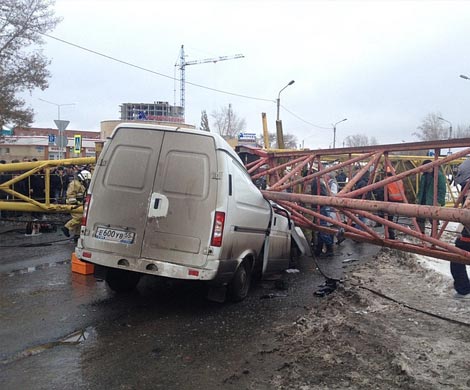 По делу о падении крана в Омске задержаны три человека