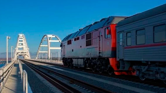 По Крымскому мосту прошло 100 поездов По Крымскому мосту прошло 100 поездов