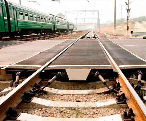 Поезд протаранил фуру на железнодорожных путях в Подмосковье‍