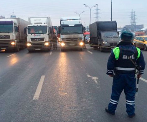 Полицейские заблокировали на МКАД колонну фур дальнобойщиков
