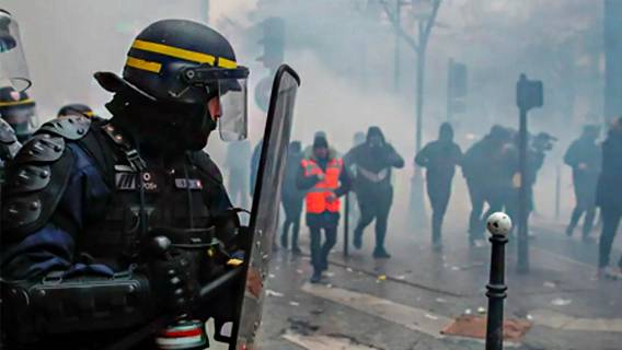 Полиция Парижа применила слезоточивый газ на протестах против смерти Махсы Амини