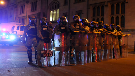Полиция Портленда произвела аресты после начавшегося насилия на протестах