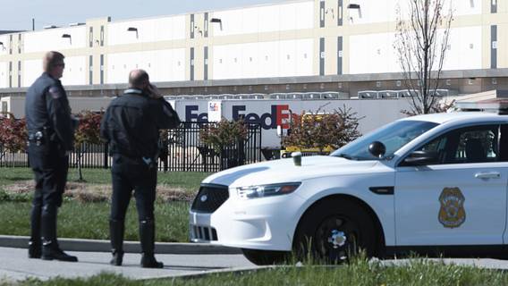 Полиция расследует, как устроивший стрельбу сотрудник FedEx приобрел оружие и какими мотивами он руководствовался