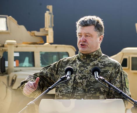 Порошенко заявил о планах отбить аэропорт Донецка