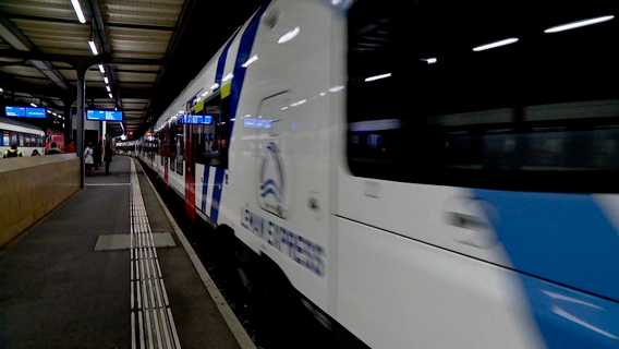 После 8 лет строительных работ поезд французской сети «Леман Экспресс» совершил первую поездку на фоне забастовки