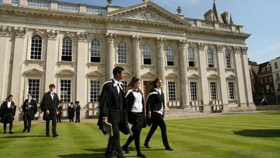 Правительство попросило британские университеты быть “гибкими” при приеме студентов в этом году 
