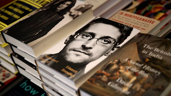 Правительство США получило право на доходы от книги Сноудена Правительство США получило право на доходы от книги Сноудена