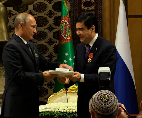 Президенты России и Туркмении обменялись орденами