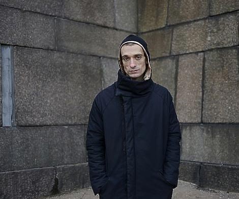 Приговоренный к полумиллионному штрафу Павленский вышел на свободу Приговоренный к полумиллионному штрафу Павленский вышел на свободу