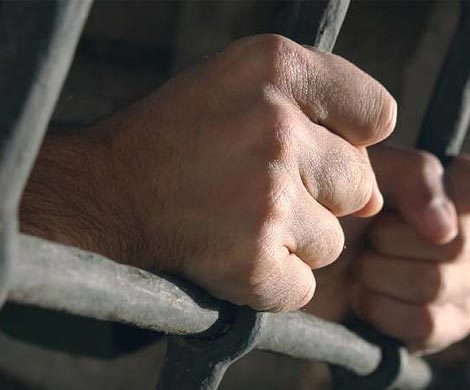 Приговоренный к смертной казни мужчина изнасиловал свою внучку-подростка Приговоренный к смертной казни мужчина изнасиловал свою внучку-подростка