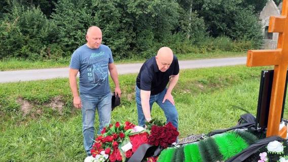 Пригожин объяснил решение возложить цветы на могилу погибшего в ходе СВО экс-заключенного Романовского