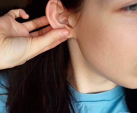 Привычку теребить мочку уха признали полезной