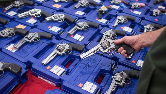Продажи оружия в США резко выросли из-за паники по поводу распространения коронавируса Продажи оружия в США резко выросли из-за паники по поводу распространения коронавируса