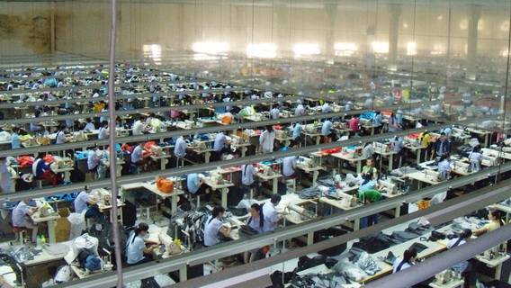 Производители одежды хотят сократить производственные риски в Китае