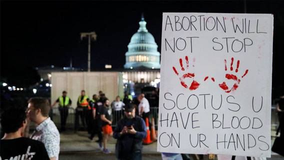 Протестующие собрались у здания Верховного суда США в связи с отменой конституционного права на аборт