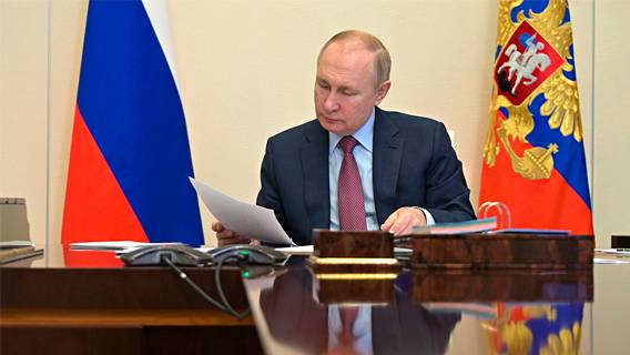 Путин подписал антикризисный пакет законов