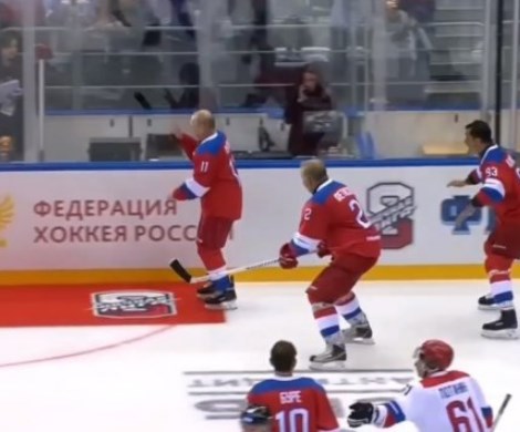 Путин позабавил соцсети: президент упал на красной дорожке во время матча НХЛ