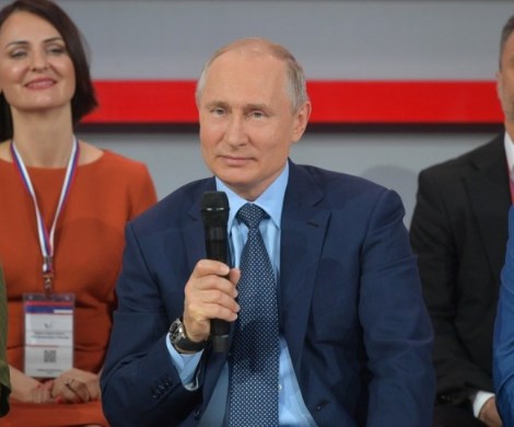 Путин рассказал, как носил соседку по лестнице на руках