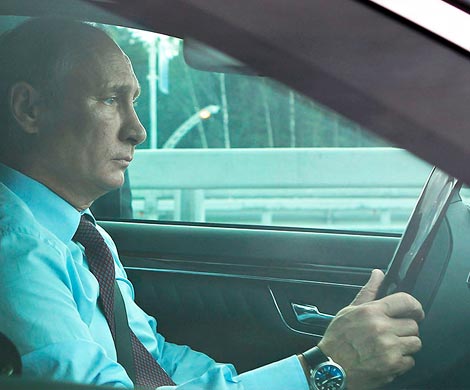 Путин рассказал об опыте вождения «сложной машины» Nissan
