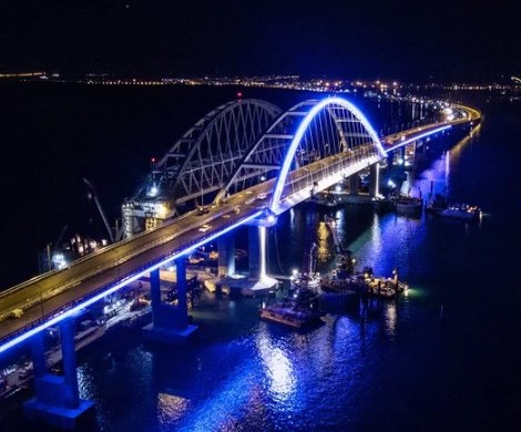 Путин угодил в скандал с Крымским мостом