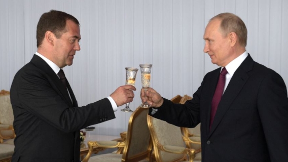 Путин уйдет в 2020 году, его заменит Медведев: политолог сделал громкое заявление Путин уйдет в 2020 году, его заменит Медведев: политолог сделал громкое заявление