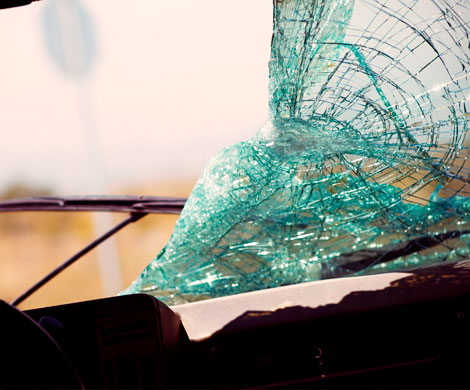 Пьяный водитель в Ачинске разбил головой стекло полицейского автомобиля