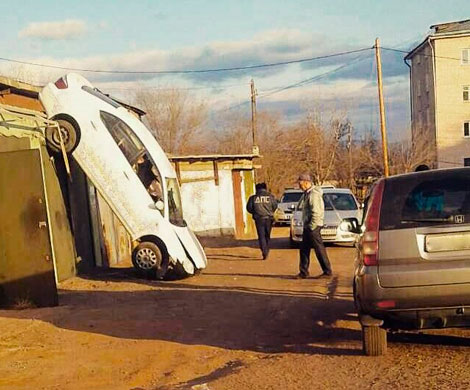 Пьяный водитель в Улан-Удэ съехал с крыши гаража