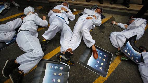Рабочим, устроившим забастовку на китайском заводе Foxconn по производству iPhone, предложили $1400 отступных