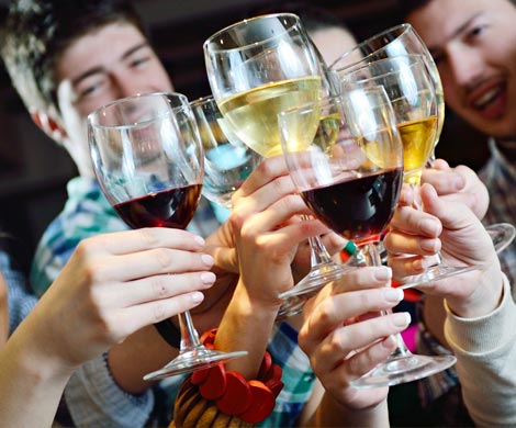 Распитие спиртного в компании друзей может принести пользу 