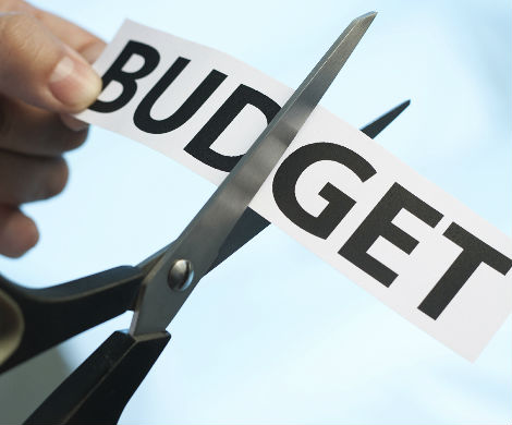 Расходы бюджета РФ нужно будет существенно сократить – Медведев 