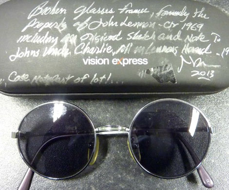 Раздавленные очки Леннона проданы за четыре тысячи долларов
