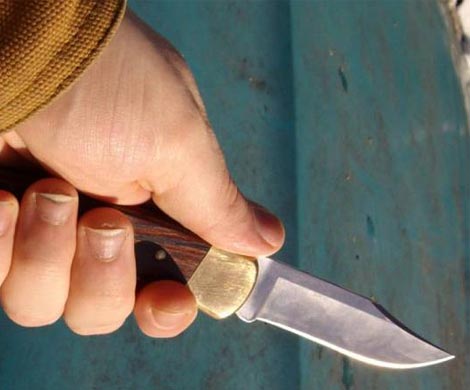 Ревнивый пенсионер исполосовал ножом 28-летнего соперника в Магадане Ревнивый пенсионер исполосовал ножом 28-летнего соперника в Магадане