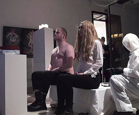 Рижский художник шокировал зрителей поеданием человеческой плоти