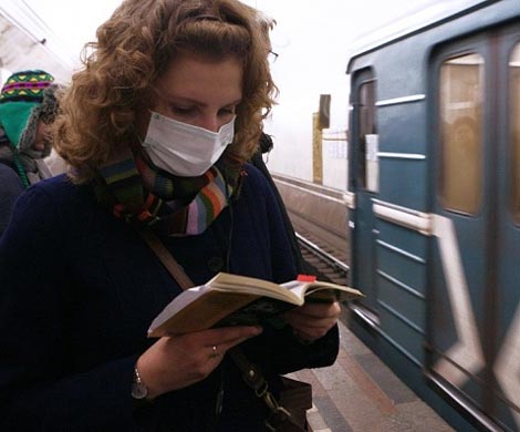 Роспотребнадзор рекомендует ездить в метро в масках и дезинфицировать гаджеты