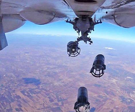 Российская авиация превращает нефтехранилища ИГ в столбы пепла Российская авиация превращает нефтехранилища ИГ в столбы пепла