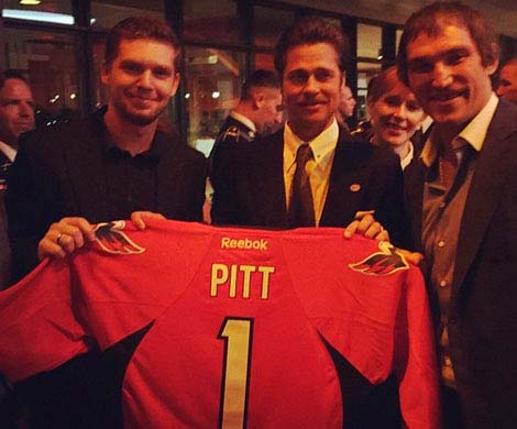 Российские хоккеисты сделали подарок Брэду Питту