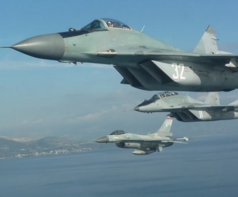 Российский корвет атаковали сразу восемь военных самолетов