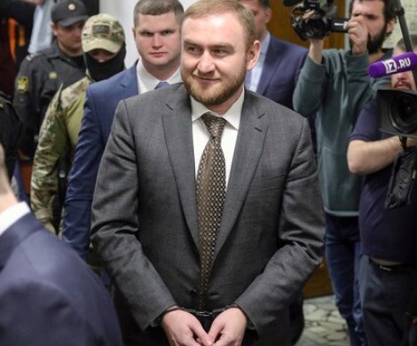 Россияне не поверили в «показательный» арест Арашукова
