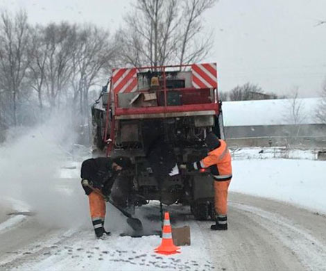 Ростовские дорожники снова укладывают асфальт в снег