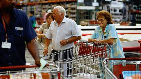 Розничные продажи в США снизились в мае, так как инфляция бьет по потребителям