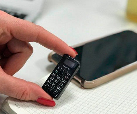 С палец размером: представлен самый крошечный мобильник в мире