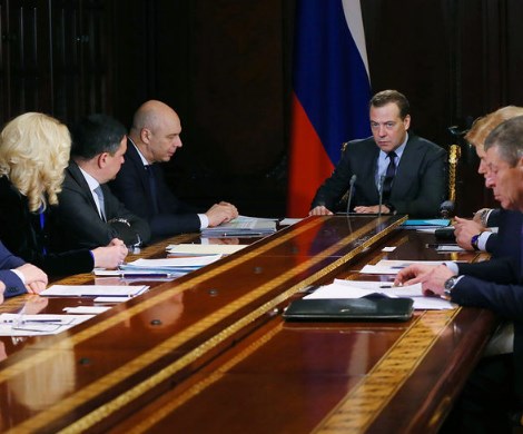 Саботаж или непрофессионализм: правительство Медведева игнорирует поручения Путина