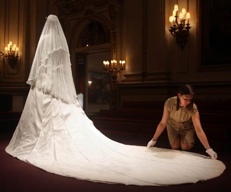 Самое дорогое в Великобритании свадебное платье представили публике 