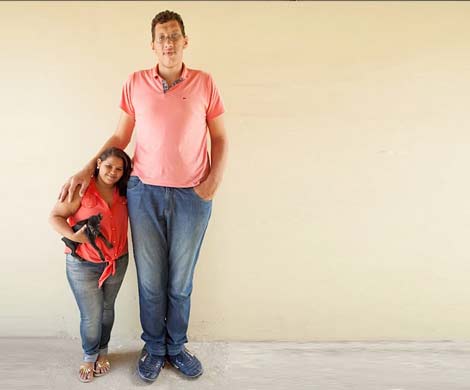Самый высокий бразилец женился на 150-сантиметровой женщине