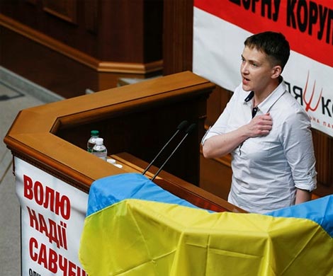 Савченко в Раде сняла свой портрет и спела гимн