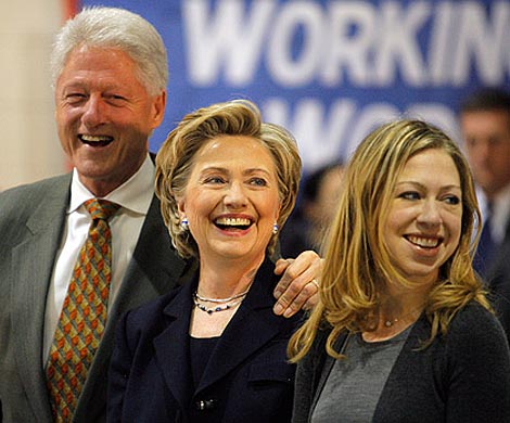 Семья Клинтон смешала в одну кучу бизнес, политику и благотворительность?